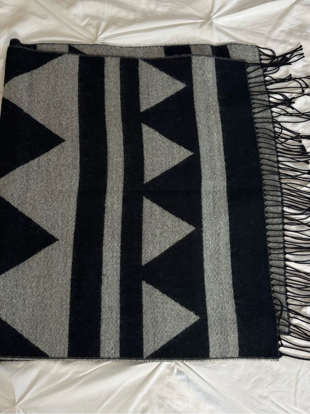 Women’s Black & Gray Geometric Fringe Wrap Scarf